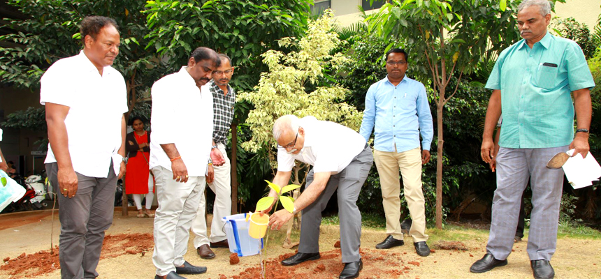 Dr Bhaskar Rao of KIMS takes up Green India Challenge