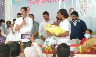 Jagapathibabu congratulates Charitha's family on organ donation