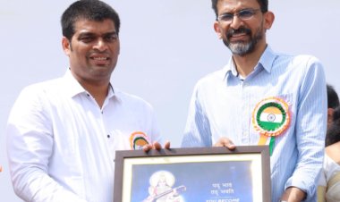 Resonance College students present a impressive spectacle of human chain in the shape of India map!