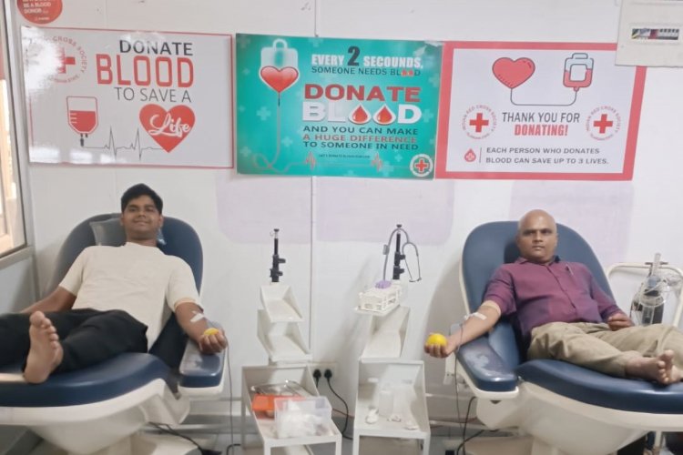 Father-son duo, Prabhakar Aedunoothala together donate blood!
