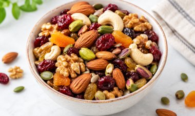 HEALTHY SNACKING ON TRAIL MIX
